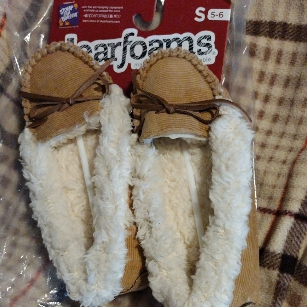 NWT Dearfoams Tan Fuzzy Slippers NWT